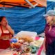 Pese a estas denuncias, la también exfuncionaria destacó la cercanía con la ciudadanía durante su visita, en la que convivió con comerciantes y familias de la zona