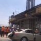 La caída de la estructura obligó al cierre de varios carriles, dejando únicamente uno habilitado para la circulación.