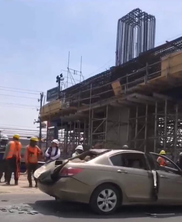 La caída de la estructura obligó al cierre de varios carriles, dejando únicamente uno habilitado para la circulación.