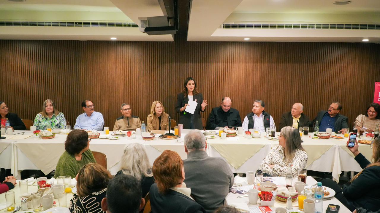 Durante el encuentro, Lorena de la Garza reconoció la deuda que el estado tiene con los maestros jubilados y expresó su solidaridad con su situación.