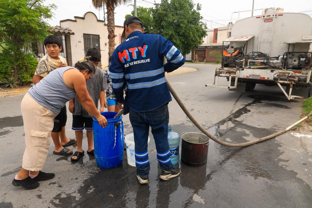 La falta de agua se originó por trabajos de mantenimiento realizados por Agua y Drenaje de Monterrey, lo que provocó la suspensión del servicio en al menos 40 colonias.