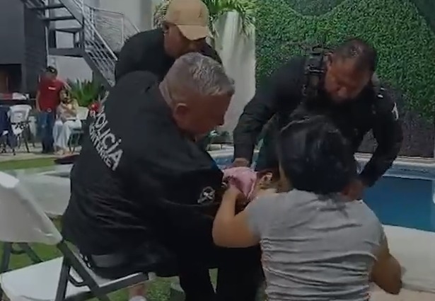 Tras varios minutos de esfuerzo, logró que la niña expulsara el agua ingerida, lo que resultó clave para estabilizarla.