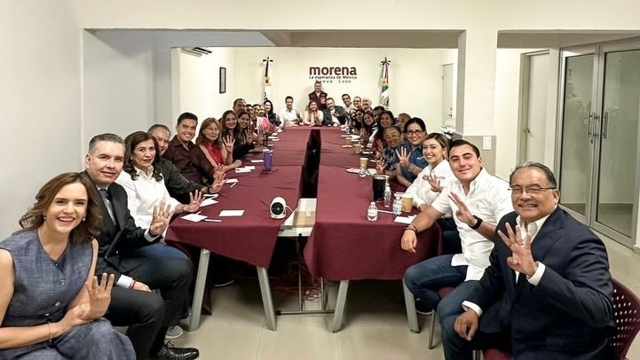 Al encuentro asistieron figuras relevantes como Clara Luz Flores, Tatiana Clouthier, así como los senadores Waldo Fernández y Judith Díaz.