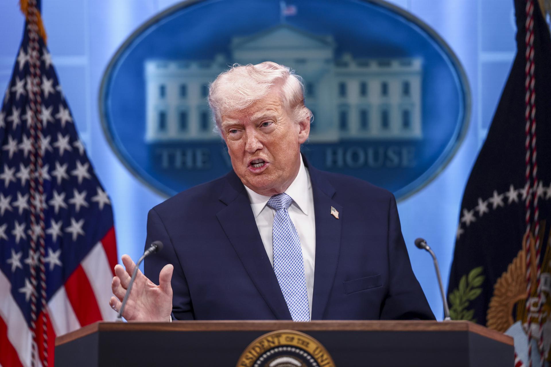 El republicano explicó que el plazo vence a las 20:00 horas de Washington D.C., y advirtió que, de no cumplirse, Estados Unidos bombardearía centrales eléctricas y otros objetivos críticos