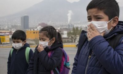 Las autoridades también señalaron posibles fuentes de exposición poco reguladas, como utensilios de barro vidriado, cosméticos de baja calidad, dulces de tamarindo y frituras con colorantes intensos, además de la contaminación transportada en ropa de trabajo.