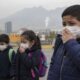 Las autoridades también señalaron posibles fuentes de exposición poco reguladas, como utensilios de barro vidriado, cosméticos de baja calidad, dulces de tamarindo y frituras con colorantes intensos, además de la contaminación transportada en ropa de trabajo.