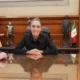 El ahora exfuncionario detalló que ha sido sometido a dos cirugías y que requiere un proceso de rehabilitación para poder retomar plenamente sus actividades profesionales.