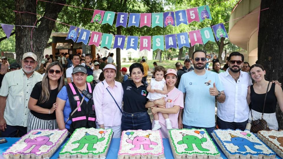 El alcalde Mauricio Farah acudió al evento y convivió con los asistentes, encabezando el corte del pastel conmemorativo