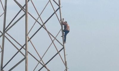 Durante su permanencia en lo alto de la estructura, la mujer lanzó diversas consignas exigiendo justicia, señalando que su acción fue motivada por un presunto conflicto patrimonial con su hija y su yerno.