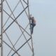 Durante su permanencia en lo alto de la estructura, la mujer lanzó diversas consignas exigiendo justicia, señalando que su acción fue motivada por un presunto conflicto patrimonial con su hija y su yerno.