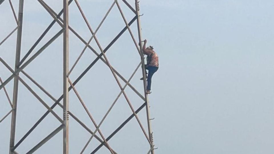 Durante su permanencia en lo alto de la estructura, la mujer lanzó diversas consignas exigiendo justicia, señalando que su acción fue motivada por un presunto conflicto patrimonial con su hija y su yerno.