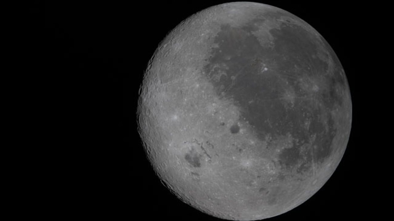 El cráter “Carroll”, ubicado cerca del cráter Glushko y visible desde la Tierra, se convierte así en un símbolo permanente de recuerdo en la Luna.