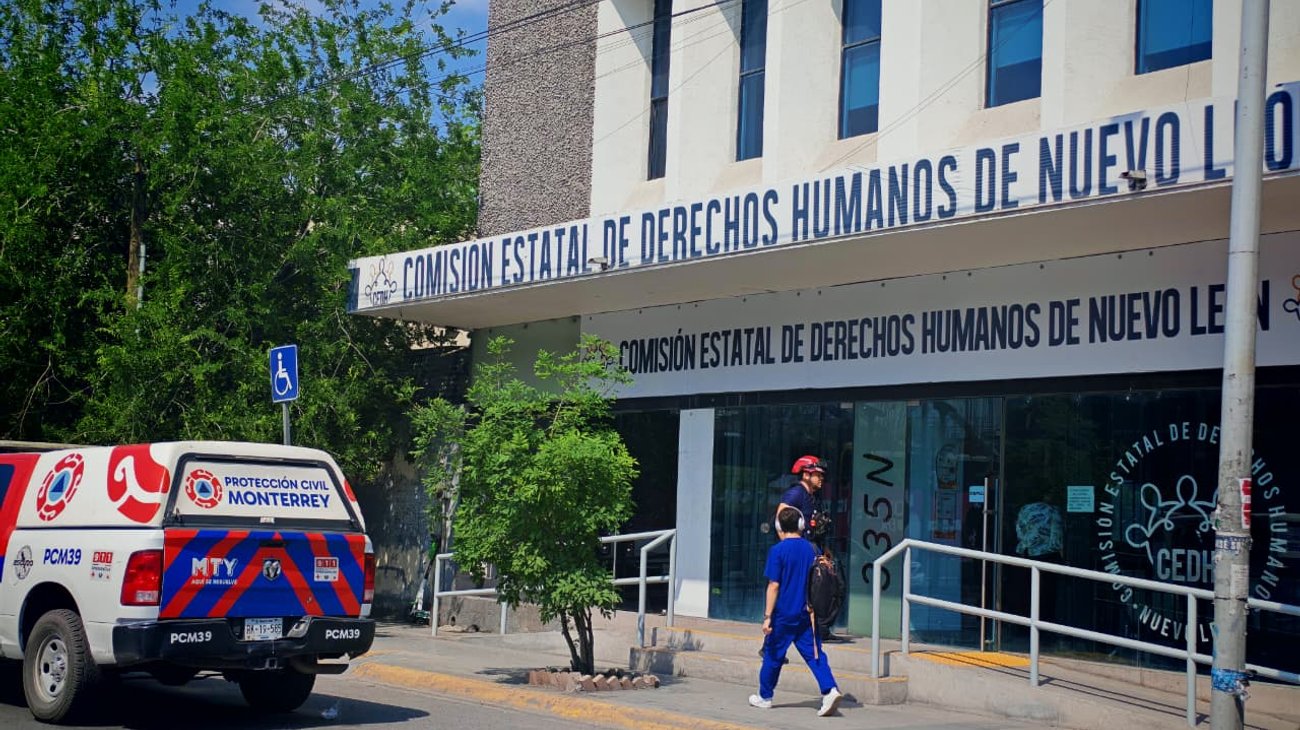 Al sitio arribaron elementos de la Policía de Monterrey, agentes ministeriales, así como corporaciones de Protección Civil y Bomberos para atender la emergencia.