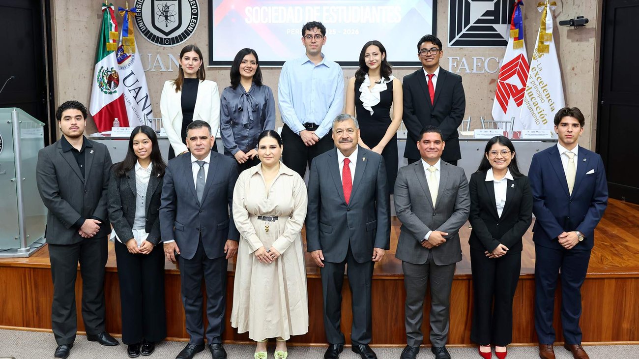 El acto protocolario fue encabezado por el rector Santos Guzmán López, quien reiteró el respaldo institucional a la nueva mesa directiva.