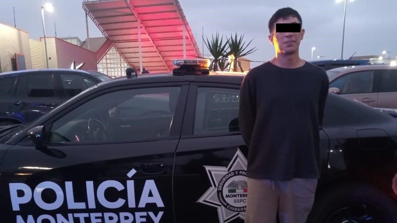 De acuerdo con los reportes, el sujeto identificado como Javier, de 26 años, ingresó a la tienda Zara y durante varios minutos ocultó diversas prendas en una bolsa