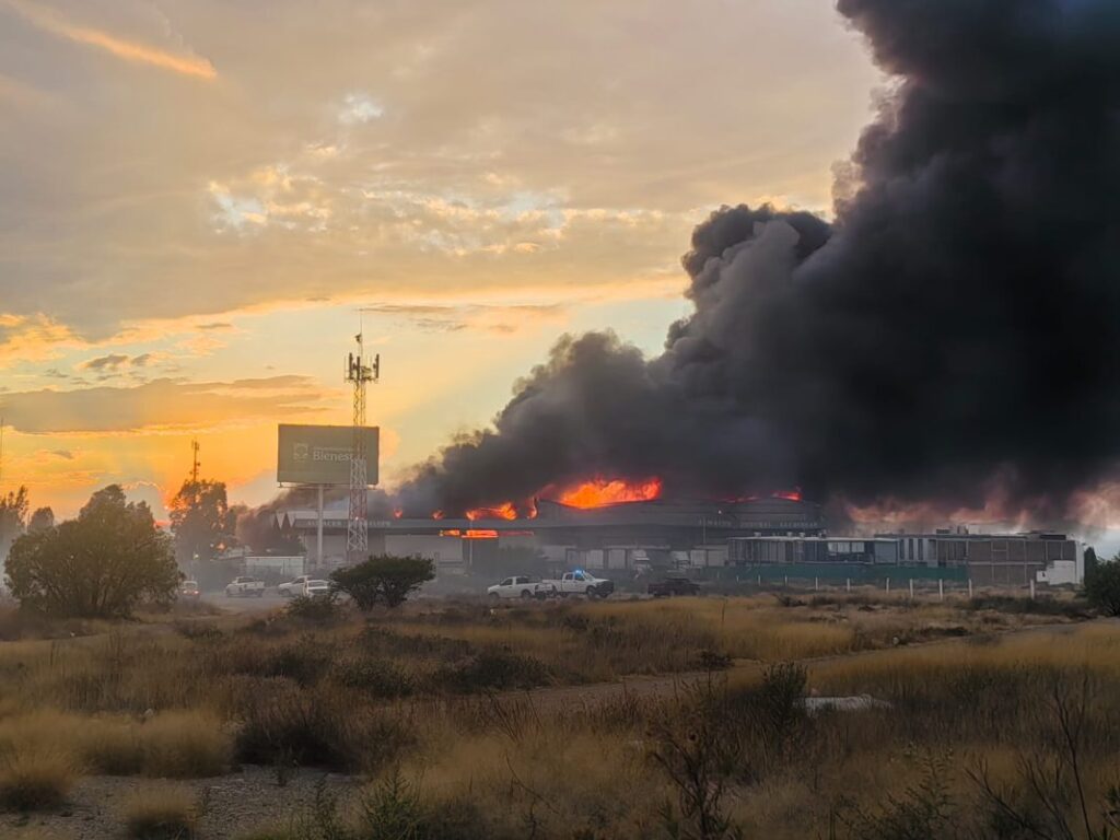 Elementos de bomberos y Protección Civil, con apoyo de corporaciones de municipios cercanos, trabajaron para controlar las llamas, sin que se reportaran víctimas.
