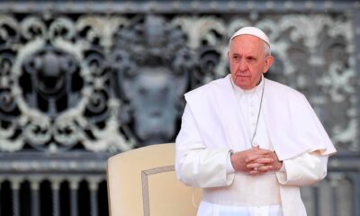 El actual pontífice también invitó a los fieles a orar por Francisco, confiando en que ahora goza de la misericordia divina.
