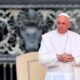El actual pontífice también invitó a los fieles a orar por Francisco, confiando en que ahora goza de la misericordia divina.