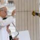 “Que el Señor los bendiga y los proteja siempre de todo mal”, expresó ante los asistentes congregados en el Vaticano.