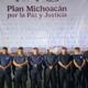 Según las autoridades, los agentes circulaban en dos patrullas encapuchados, sin insignias oficiales, y durante la inspección se les encontraron dosis de una sustancia con características similares a la metanfetamina.