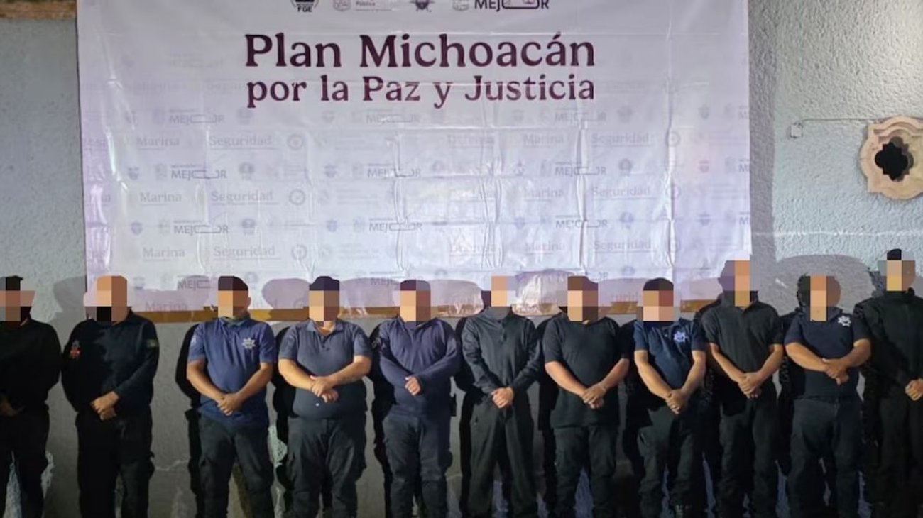 Según las autoridades, los agentes circulaban en dos patrullas encapuchados, sin insignias oficiales, y durante la inspección se les encontraron dosis de una sustancia con características similares a la metanfetamina.
