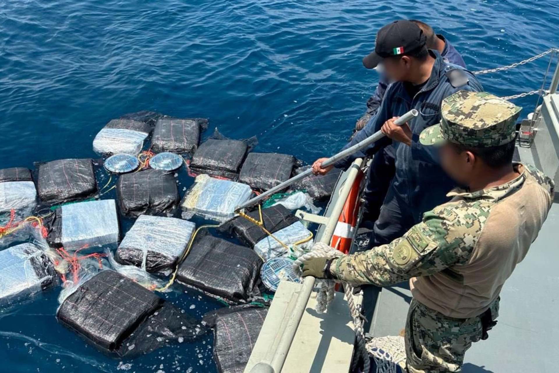 La acción se llevó a cabo tras la detección de una embarcación sospechosa mediante el sistema de vigilancia marítima, la cual presentaba maniobras irregulares.