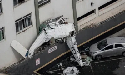 De acuerdo con reportes preliminares, al menos dos pasajeros sobrevivieron al impacto, aunque fueron trasladados en estado crítico a hospitales cercanos.