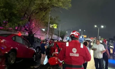 Las lluvias también dejaron severas afectaciones viales. Protección Civil estatal reportó al menos 42 vehículos varados, de los cuales 22 quedaron atrapados en distintos puntos de la Avenida Fidel Velázquez.