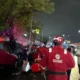 Las lluvias también dejaron severas afectaciones viales. Protección Civil estatal reportó al menos 42 vehículos varados, de los cuales 22 quedaron atrapados en distintos puntos de la Avenida Fidel Velázquez.