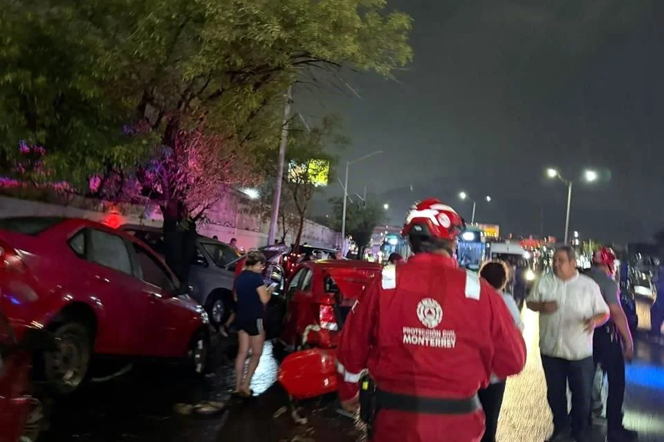 Las lluvias también dejaron severas afectaciones viales. Protección Civil estatal reportó al menos 42 vehículos varados, de los cuales 22 quedaron atrapados en distintos puntos de la Avenida Fidel Velázquez.