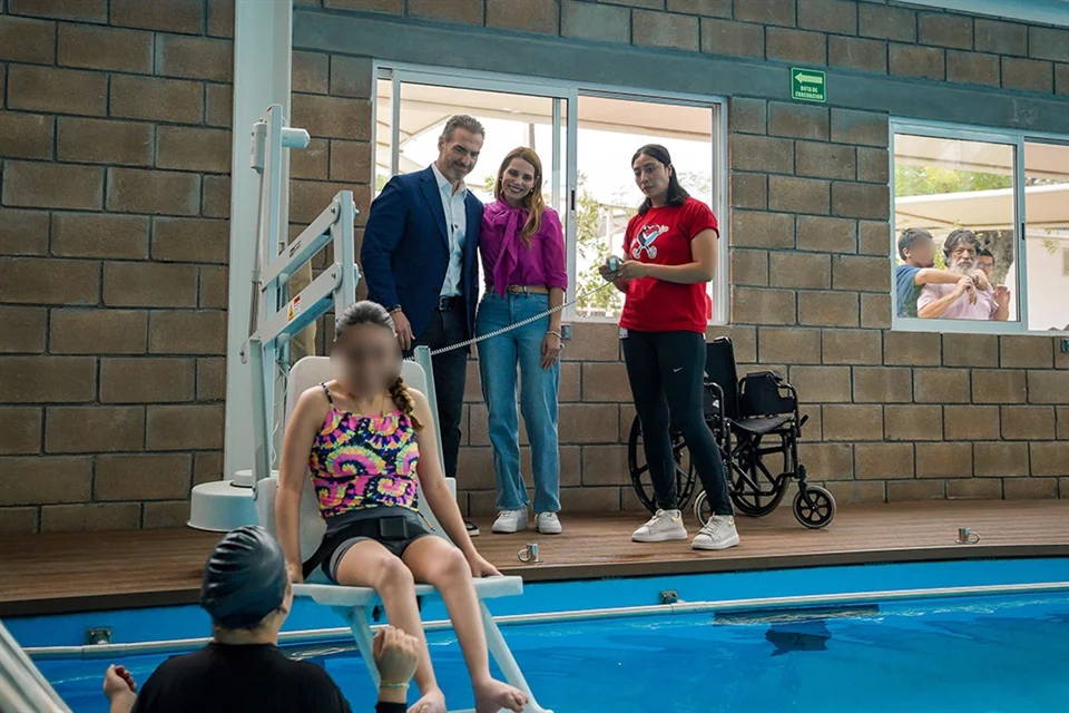 Con una inversión de 39 millones de pesos, el municipio rehabilitó la alberca, baños, vestidores y cuarto de máquinas, además de construir el domo acuático y la techumbre de la guardería especial.