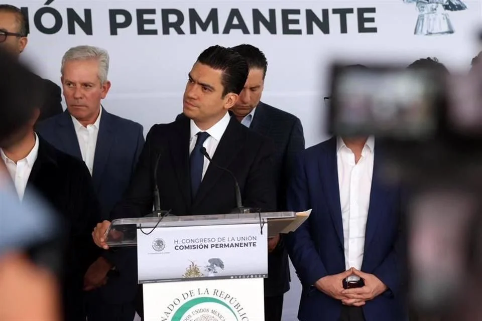 La petición fue encabezada por el dirigente nacional panista Jorge Romero, acompañado por el senador Ricardo Anaya y el diputado José Elías Lixa
