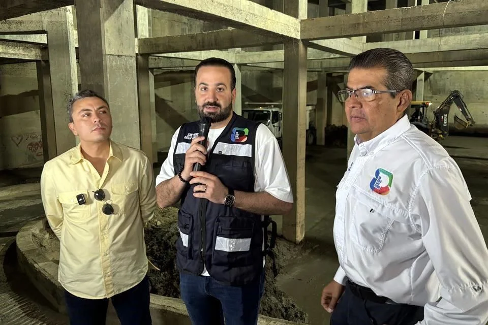 Durante el recorrido, el edil explicó que desde noviembre de 2024 la Administración inició labores de desazolve en este espacio, el cual no había recibido mantenimiento durante varios años.