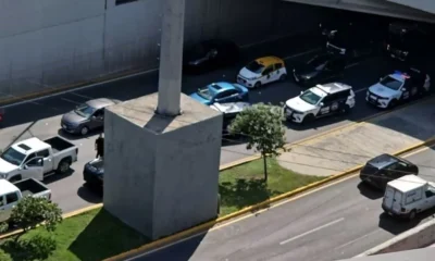 De acuerdo con el reporte, los oficiales interceptaron al conductor para solicitarle información y cuestionarlo sobre las irregularidades detectadas en la unidad