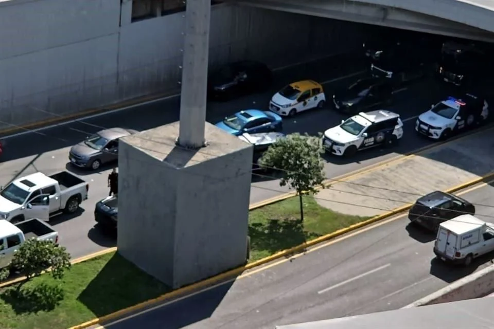 De acuerdo con el reporte, los oficiales interceptaron al conductor para solicitarle información y cuestionarlo sobre las irregularidades detectadas en la unidad