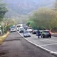 El gobernador de Michoacán, Alfredo Ramírez Bedolla, confirmó que la contingencia es atendida de manera coordinada entre fuerzas estatales, Ejército Mexicano, Guardia Nacional y autoridades de Jalisco debido a la cercanía con el municipio jalisciense de Quitupan y la presencia del Cártel Jalisco Nueva Generación en la zona.