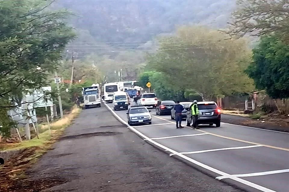 El gobernador de Michoacán, Alfredo Ramírez Bedolla, confirmó que la contingencia es atendida de manera coordinada entre fuerzas estatales, Ejército Mexicano, Guardia Nacional y autoridades de Jalisco debido a la cercanía con el municipio jalisciense de Quitupan y la presencia del Cártel Jalisco Nueva Generación en la zona.