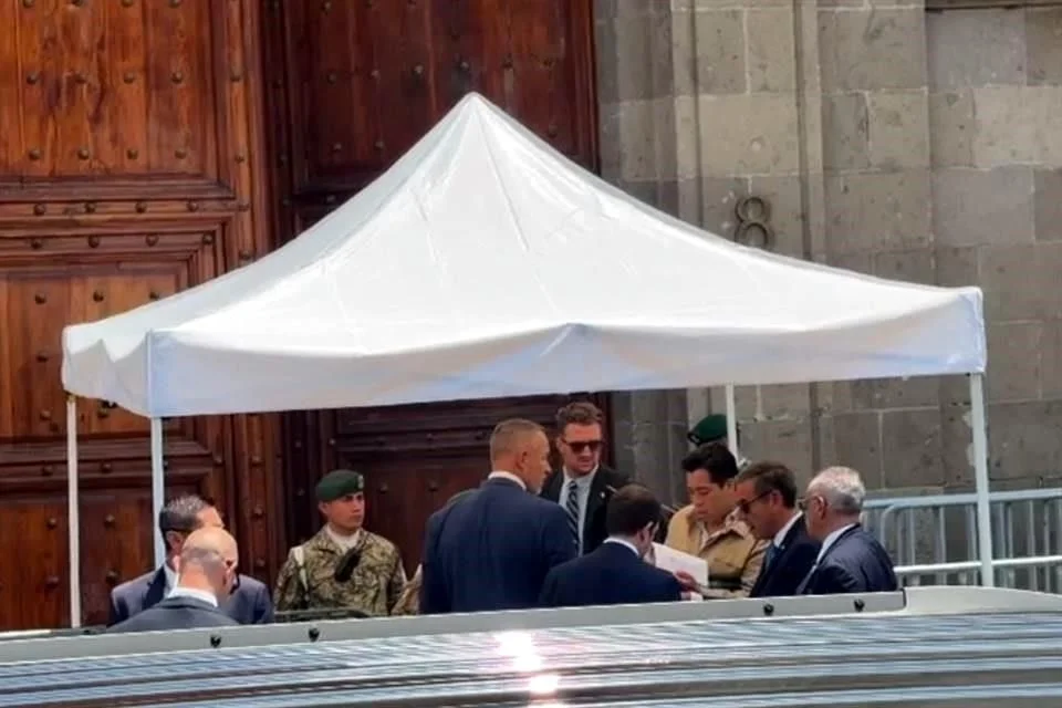 El funcionario estadounidense llegó acompañado por el embajador Ronald Johnson y bajo un fuerte dispositivo de seguridad.