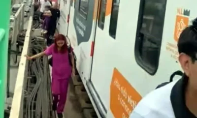 Videos difundidos en redes sociales muestran el momento en que usuarios intentan abrir las puertas debido al intenso calor y la falta de ventilación dentro del tren.