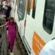Videos difundidos en redes sociales muestran el momento en que usuarios intentan abrir las puertas debido al intenso calor y la falta de ventilación dentro del tren.