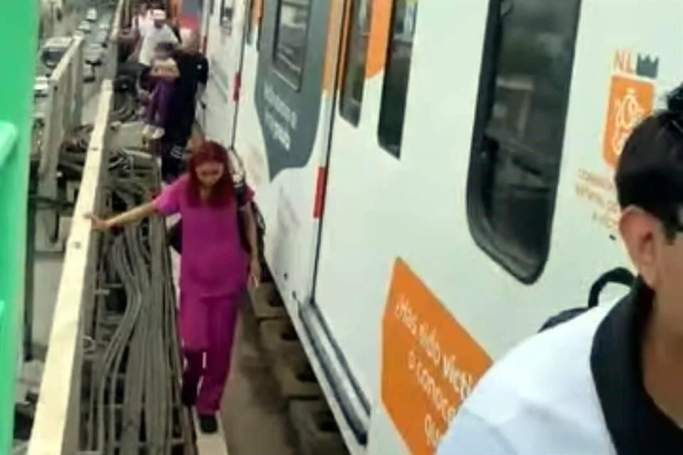 Videos difundidos en redes sociales muestran el momento en que usuarios intentan abrir las puertas debido al intenso calor y la falta de ventilación dentro del tren.