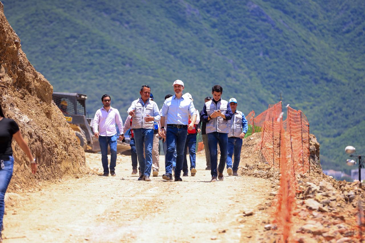 Acompañado por funcionarios municipales, Adrián de la Garza supervisó también el túnel vehicular que ya cuenta con accesos por debajo de la Carretera Nacional.