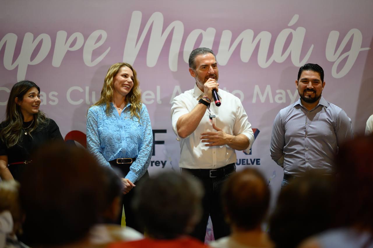 El evento incluyó rifas de pantallas, electrodomésticos y tarjetas de regalo, además de mensajes de reconocimiento hacia los asistentes.