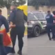 Durante la huida, el joven pidió ayuda y lanzó acusaciones contra los agentes frente a conductores y peatones que presenciaron la movilización policiaca.