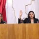 La propuesta, impulsada por la diputada Lorena de la Garza, modifica el artículo 60 para establecer que ningún Presidente Municipal sustituto podrá tener parentesco por consanguinidad o afinidad en primer o segundo grado con el alcalde que deja el cargo.