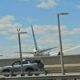 La aeronave logró completar el aterrizaje sin mayores complicaciones, evitando una situación de mayor riesgo.