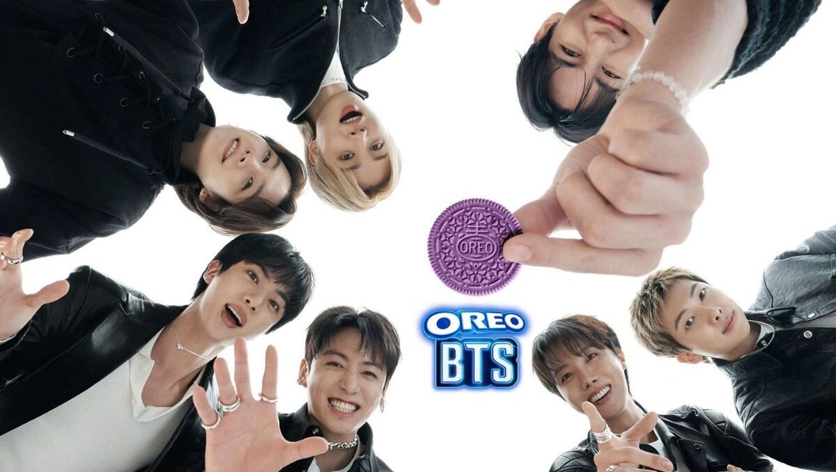 Las galletas también tendrán grabados especiales con símbolos representativos de la agrupación, entre ellos el logo oficial de BTS y el famoso ARMY Bomb, objeto icónico utilizado por los fans durante conciertos y eventos del grupo surcoreano.
