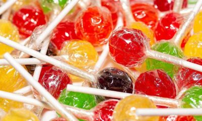 Entre los principales hallazgos, Cofepris identificó el uso del colorante en productos de alto consumo infantil como gelatinas en polvo, gomitas, caramelos, gomas de mascar, polvos para flan y frutas en almíbar.