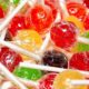 Entre los principales hallazgos, Cofepris identificó el uso del colorante en productos de alto consumo infantil como gelatinas en polvo, gomitas, caramelos, gomas de mascar, polvos para flan y frutas en almíbar.
