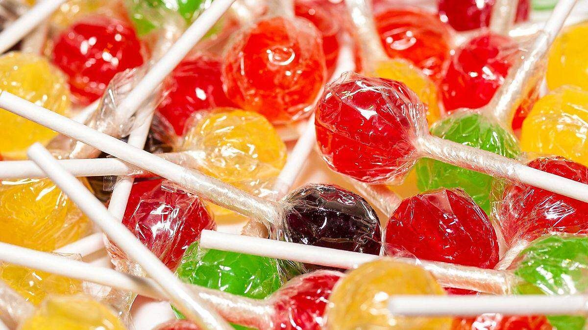 Entre los principales hallazgos, Cofepris identificó el uso del colorante en productos de alto consumo infantil como gelatinas en polvo, gomitas, caramelos, gomas de mascar, polvos para flan y frutas en almíbar.